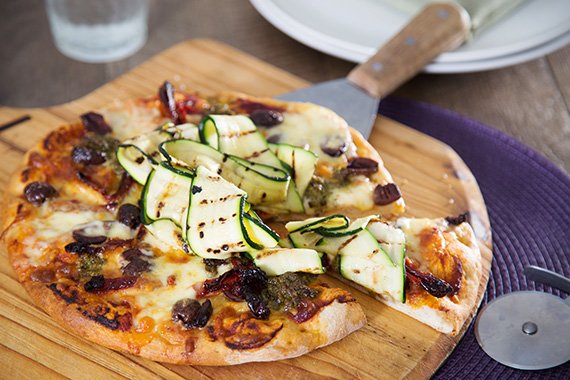 Vegelicious Pizza with Sun Dried Tomato, Olives and Pesto