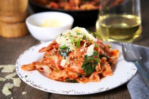 Smoked Chicken & Sugo Farfalle Pasta with Baby Spinach & Parmesan