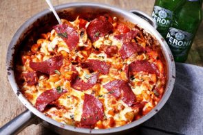 One Pot Salami Pizza Pasta Bake with Mushrooms & Green Capsicum