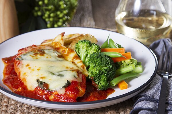 Chicken Pizzaiola with Potato Wedges and Veggies